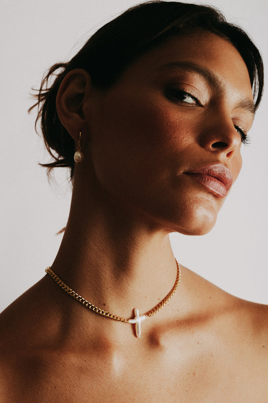 Collar cruz de perla image 2