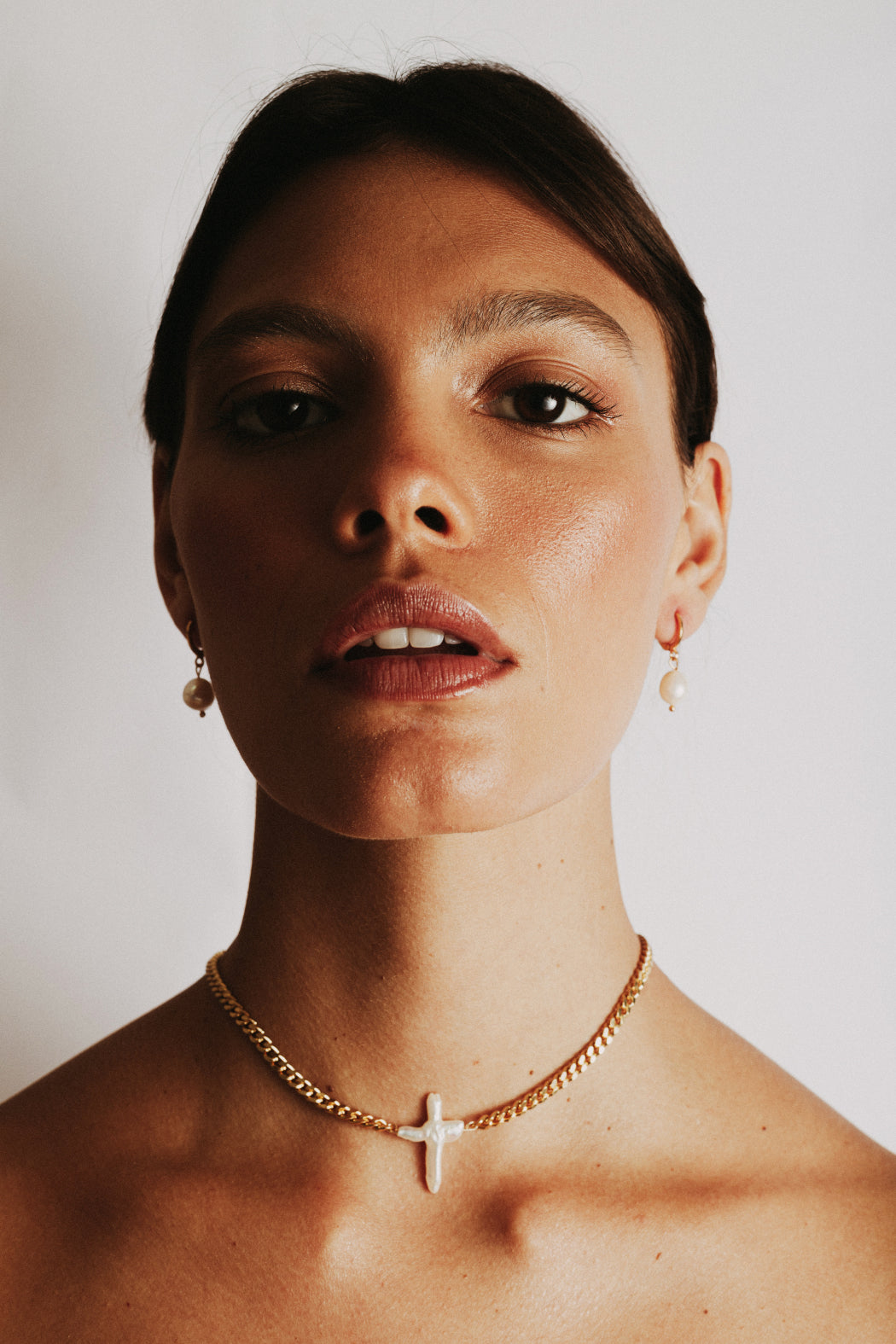 Collar cruz de perla image 0