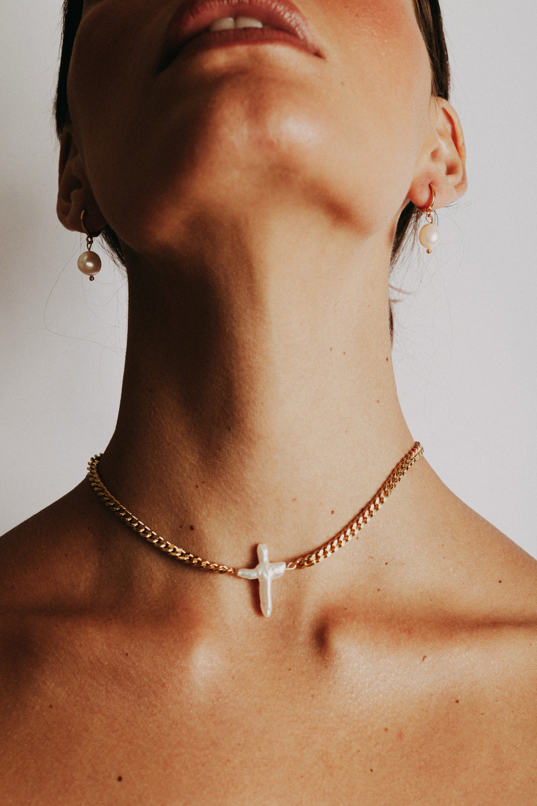 Collar cruz de perla image 1