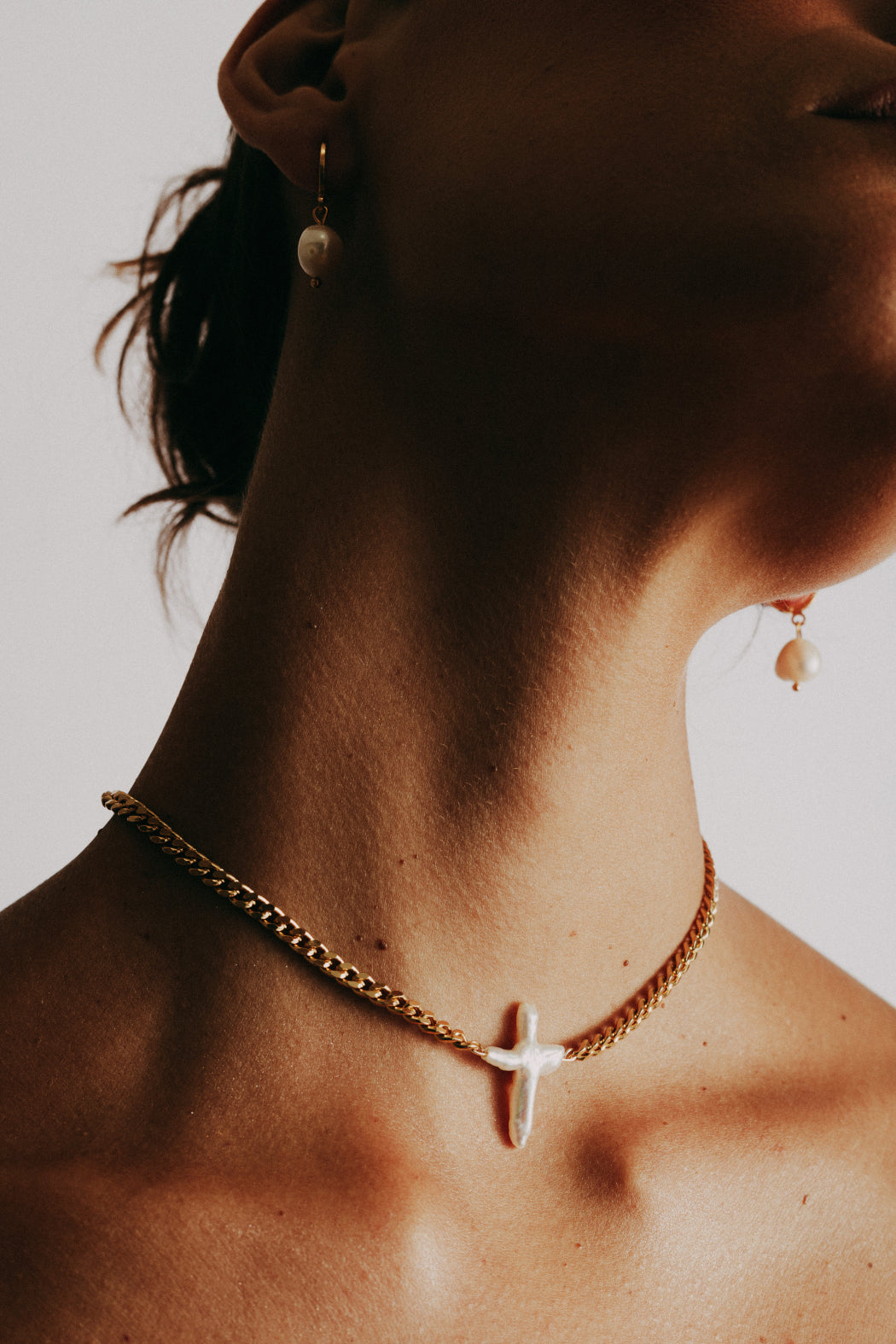 Collar cruz de perla image 3
